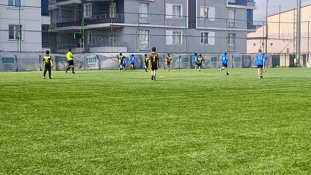 Ağrı'da futbol heyecanı başladı! 13 takım şampiyonluk için sahada