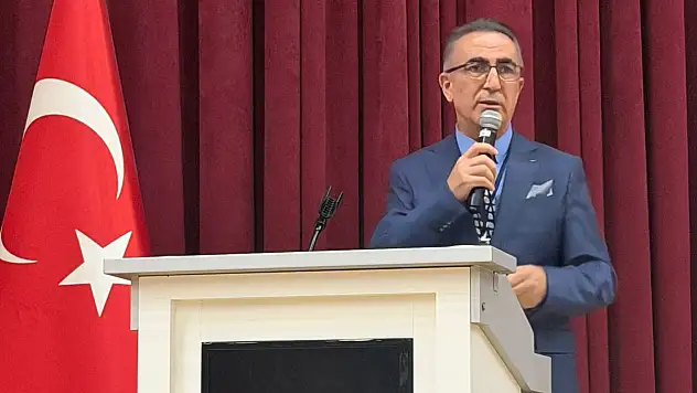 Ağrı'da gazete satarak başladığı yolculukta profesör oldu