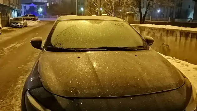 Ağrı'da gece soğuğu araçları esir aldı