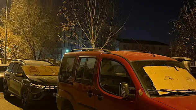 Ağrı'nın gece ayazında araçlar karton ve battaniyeyle korunuyor