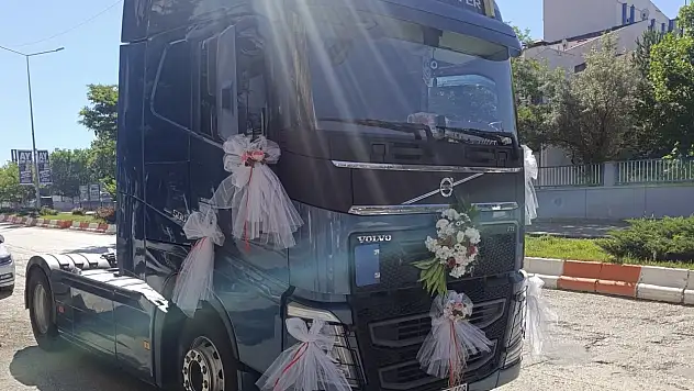 Ağrı'da gelin ve damada tır sürprizi