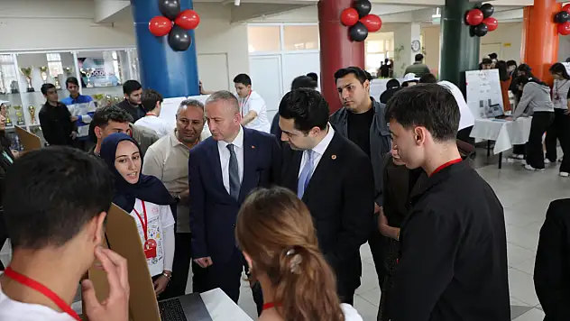 Ağrı'da genç mucitler TÜBİTAK 4006-B Bilim Fuarı'nda projelerini sergiledi