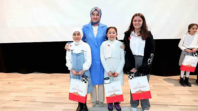 Ağrı'da genç yüreklerden peygamber sevgisiyle dolu hitabet