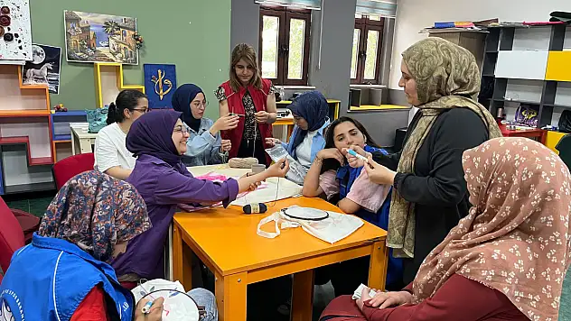 Ağrı'da gençler el sanatları kurslarında hem öğreniyor hem üretiyor