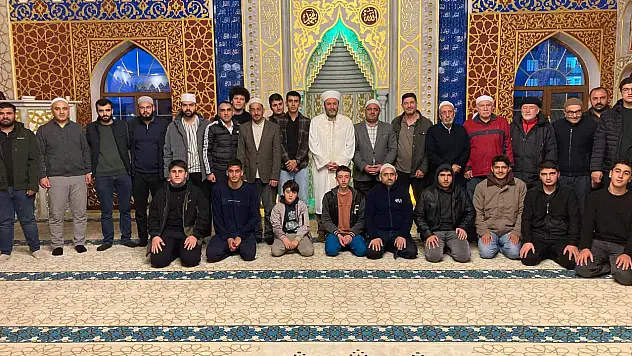 Ağrı'da gençler Hacı Halis Ünsal Camii'nde sabah namazında buluştu