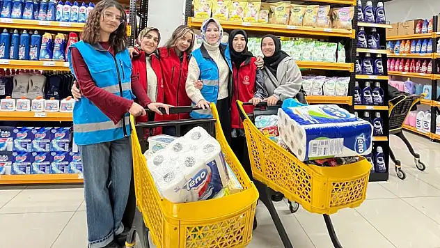 Ağrı'da gençler önce alışveriş yaptı sonra ev temizledi