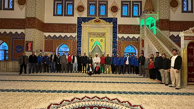 Ağrı'da gençler sabah namazında buluştu