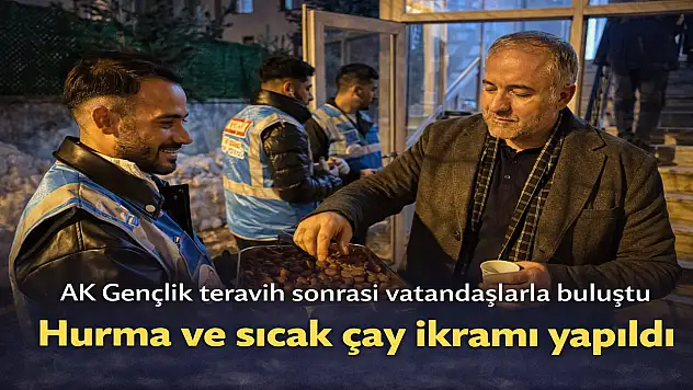 Ağrı'da gençler, teravih sonrası cemaate ikramda bulundu