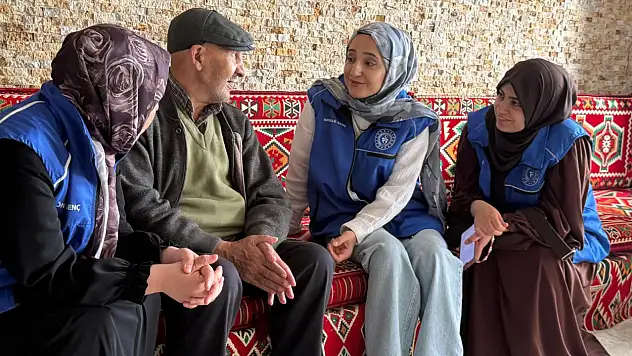 Ağrı'da gençlerden huzurevi sakinlerine anlamlı ziyaret