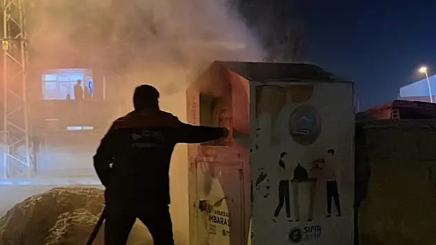 Ağrı'da geri dönüşüm kutusunu ateşe verdiler