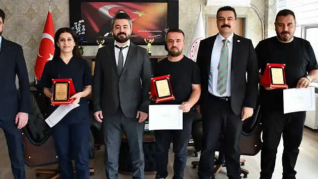Ağrı'da gezici kanser tarama ekibinin başarısı plaketle taçlandı