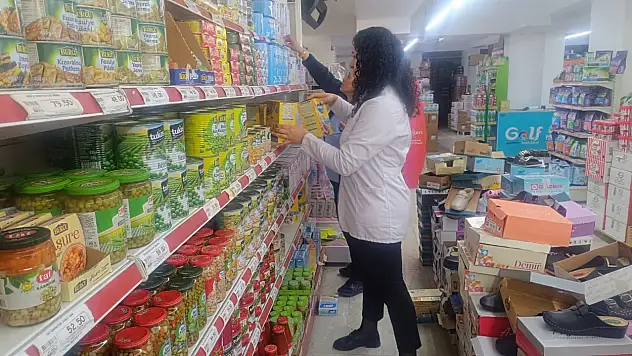 Ağrı'da gıda denetimleri sıklaştırıldı, ekipler raflardaki ürünleri inceliyor