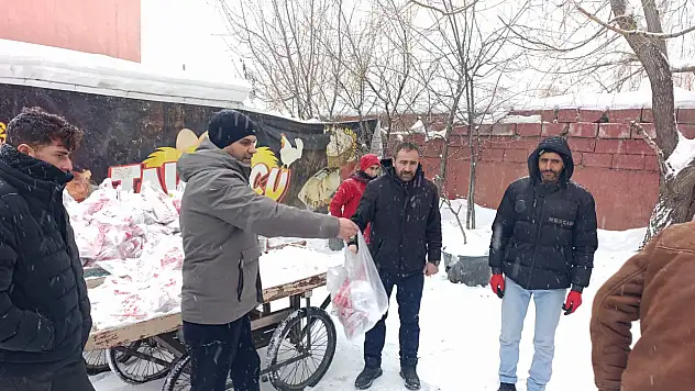 Ağrı'da gönülleri ısıtan cuma geleneği devam ediyor