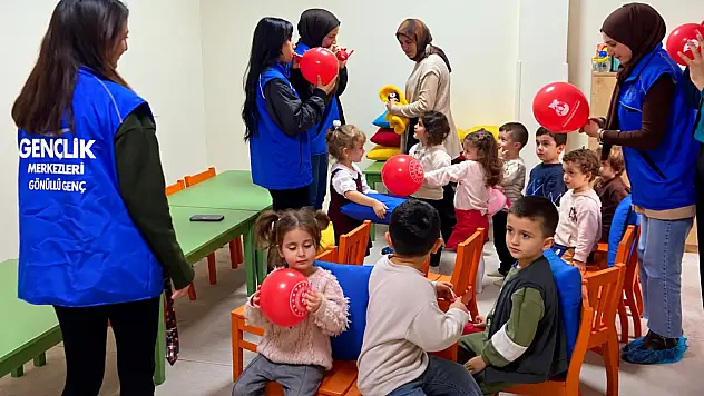 Ağrı'da gönüllü gençlerden miniklere sürpriz ziyaret