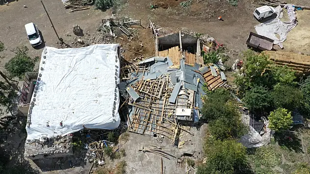 Ağrı'da görülmemiş hortum: Köylüler çatısız kaldı!