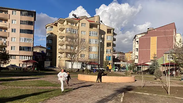 Ağrı'da güneş yüzünü gösterdi, çocuklar parklara akın etti