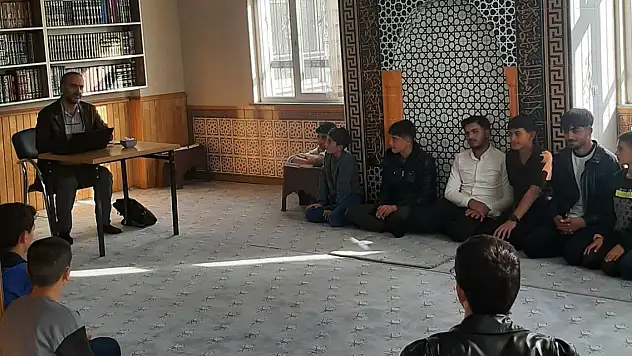Ağrı'da hafızlara peygamber ahlakı semineri verildi