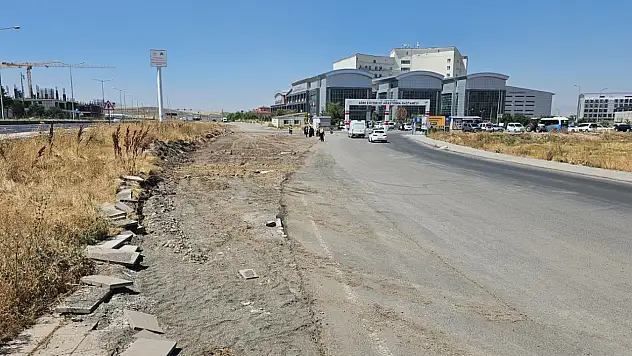 Ağrı'da hastane çevresindeki trafik için yeni hamle! Yan yol çalışması başladı