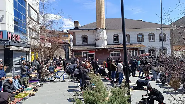 Ağrı'da havaların ısınmasıyla cemaat açık havada Cuma namazı kıldı