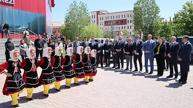 Ağrı'da Hayat Boyu Öğrenme Şenlikleri renkli görüntülere sahne oldu