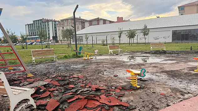 Ağrı'da hor kullanılan çocuk oyun parkı zeminleri onarılıyor