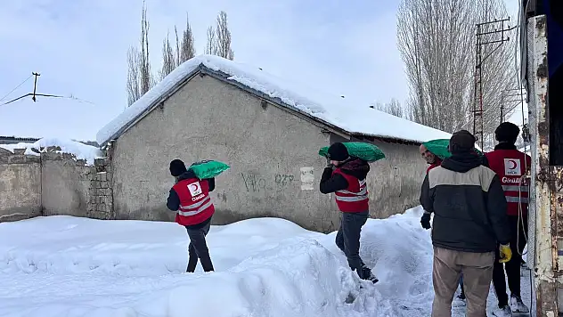 Ağrı'da ihtiyaç sahiplerinin sobası Kızılay'la yanıyor