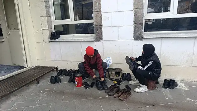 Ağrı'da iki öğrenci okul harçlığını ayakkabı boyayarak kazanıyor