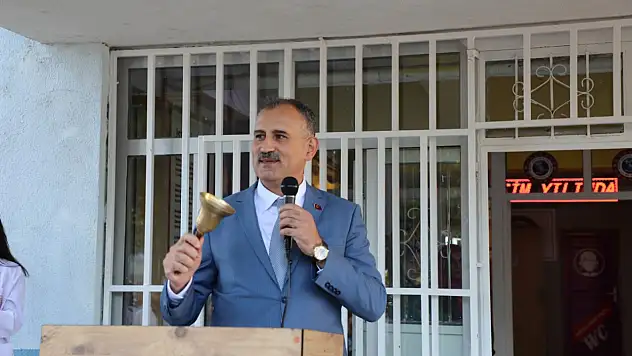 Ağrı'da ilk ders zilini Vali Bozkurt çaldı