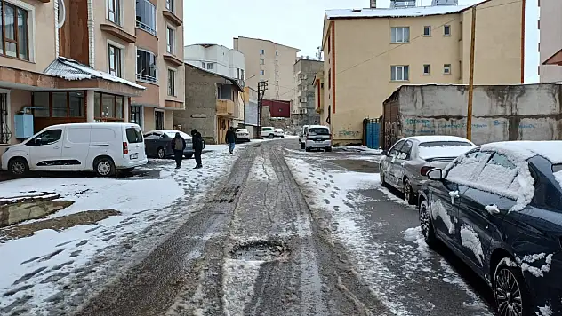 Ağrı'da İlkbahar'da kış koşulları devam ediyor