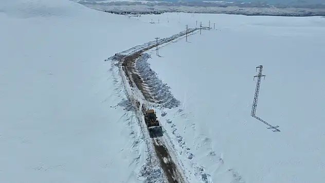 Ağrı'da ilkbaharda kış mesaisi devam ediyor