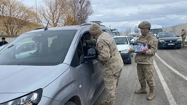 Ağrı'da jandarma hem bayramlaştı hem denetledi