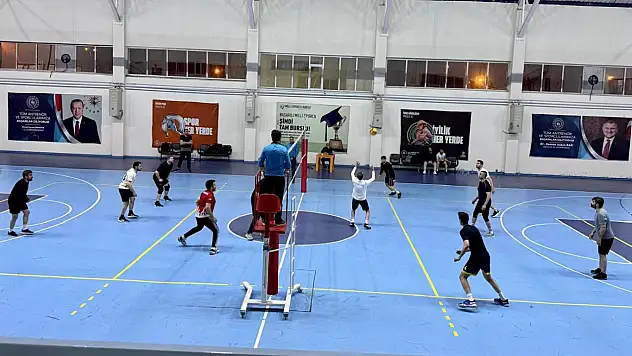 Ağrı'da kamu kurumları voleybol turnuvası coşkuyla tamamlandı