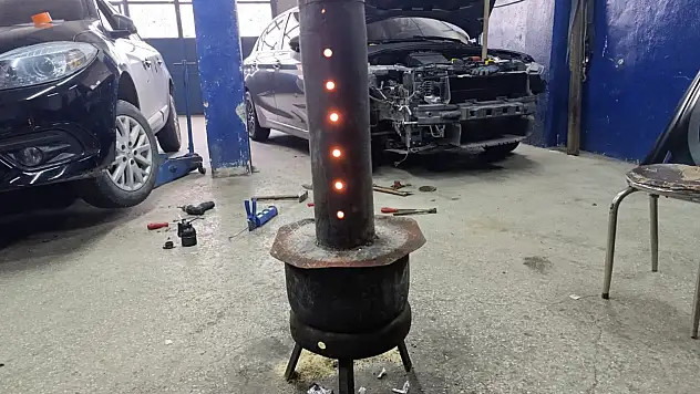 Ağrı'da kaporta ustaları yağ sobasıyla kışa çözüm buldu