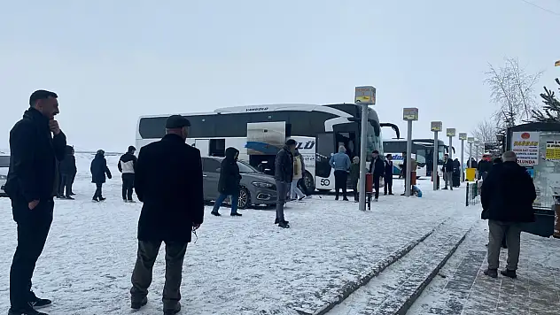 Ağrı'da kar çilesi otogarıda etkiledi