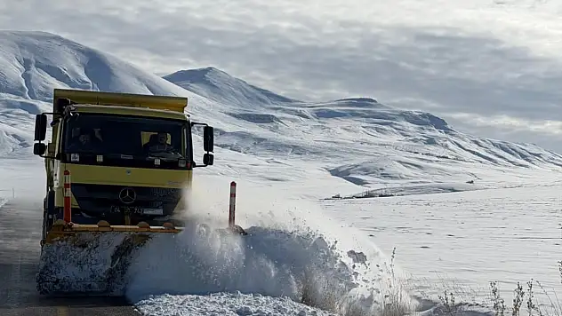 Ağrı'da kar engeli aşılıyor: 354 yol açıldı