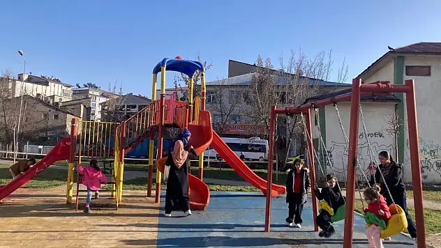 Ağrı'da kar mola verdi, çocuklar parklara akın etti