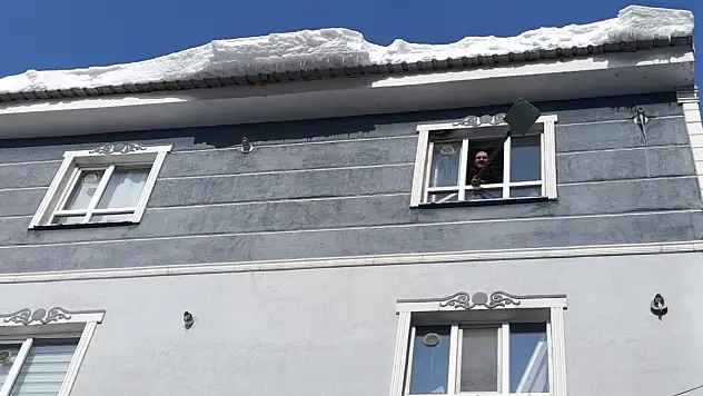 Ağrı'da kar ve soğuk sonrası çatı temizliği başladı