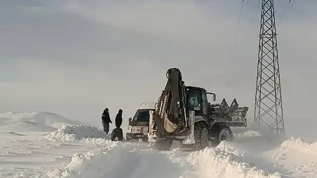 Ağrı'da kara saplanan araçlar güçlükle kurtarıldı