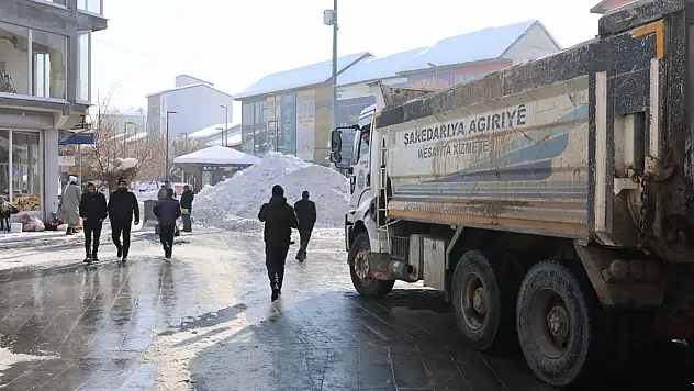 Ağrı'da karla mücadele çalışmaları sürüyor