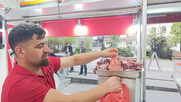Ağrı'da kasaplarda bayram mesaisi: Bu kez sıra kıyma çekiminde