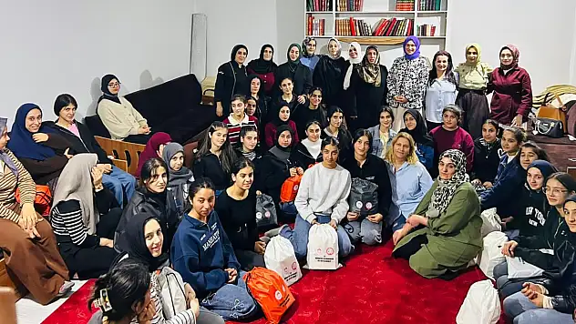 Ağrı'da Kaymakam eşi öğrenciler ile buluştu: hem anlattı hem dinledi