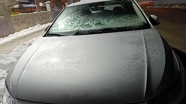 Ağrı'da keskin soğuk araçları dondurdu