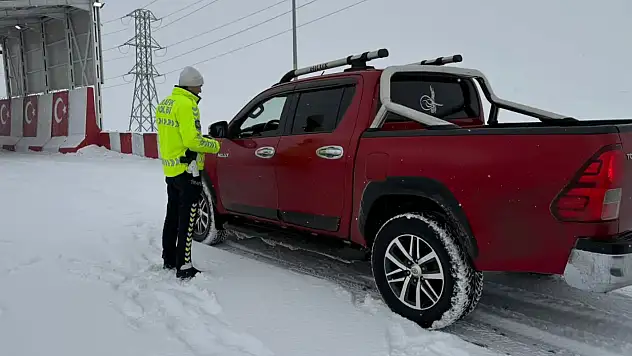 Ağrı'da kış şartlarına karşı sürücülere trafik uyarısı yapıldı