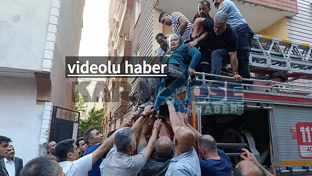 Ağrı'da kısa sürede tüm apartmanı saran yangın, mahalleliyi sokağa döktü