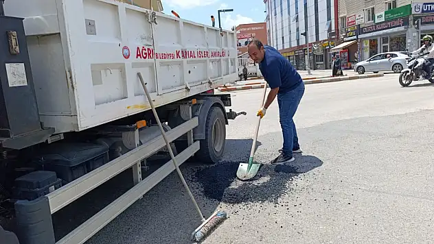 Ağrı'da kışın bozulan yollar onarılıyor