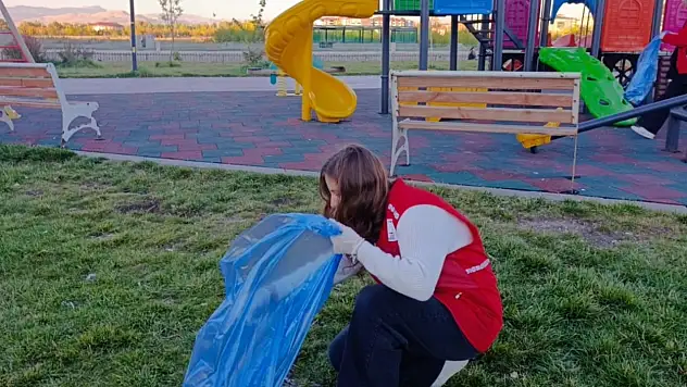 Ağrı'da Kızılay gönüllüleri çevre için el ele verdi