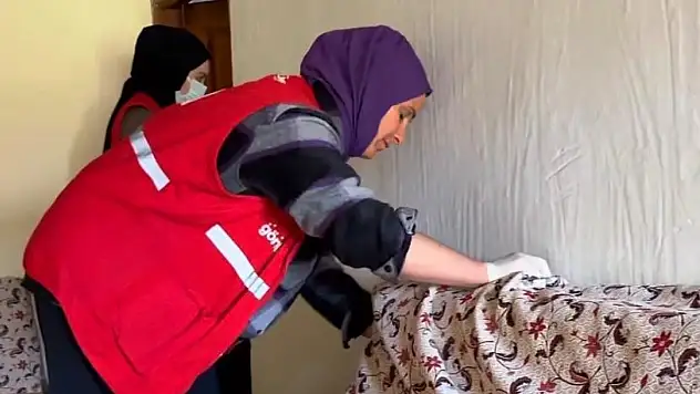 Ağrı'da Kızılay gönüllüleri yaşlı vatandaşların evlerini temizlediler