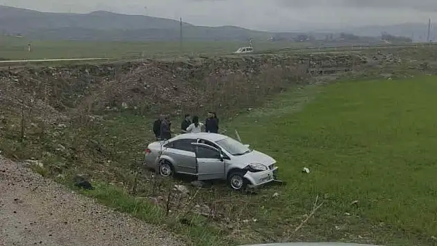 Ağrı'da kontrolden çıkan otomobil şarampole savruldu