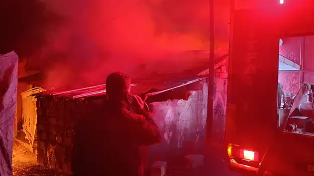 Ağrı'da korkutan akşam yangını kontrol altına alındı
