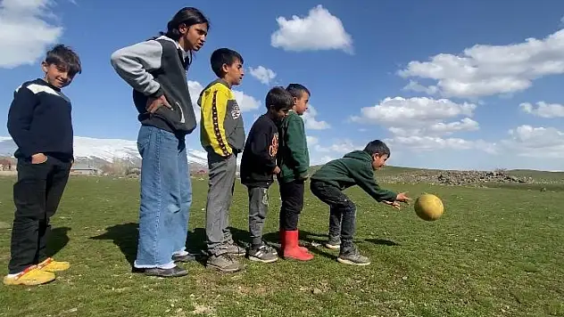 Ağrı'da köy çocukları geleneksel oyunlarla büyüyor
